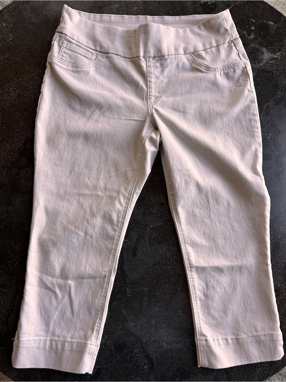 SoundStyle Alana Pull On Slimming Capri Pants - Size Medium